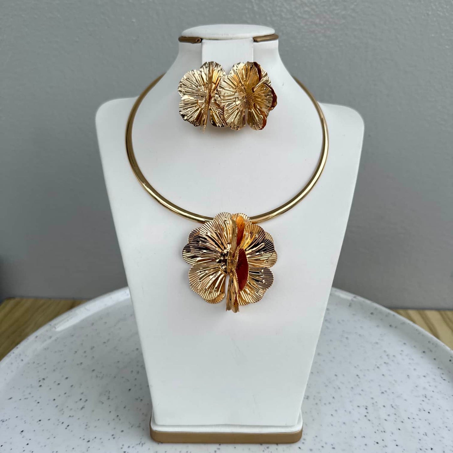Affordable 2-Piece Jewelry Set – Gold with Floral Detail
