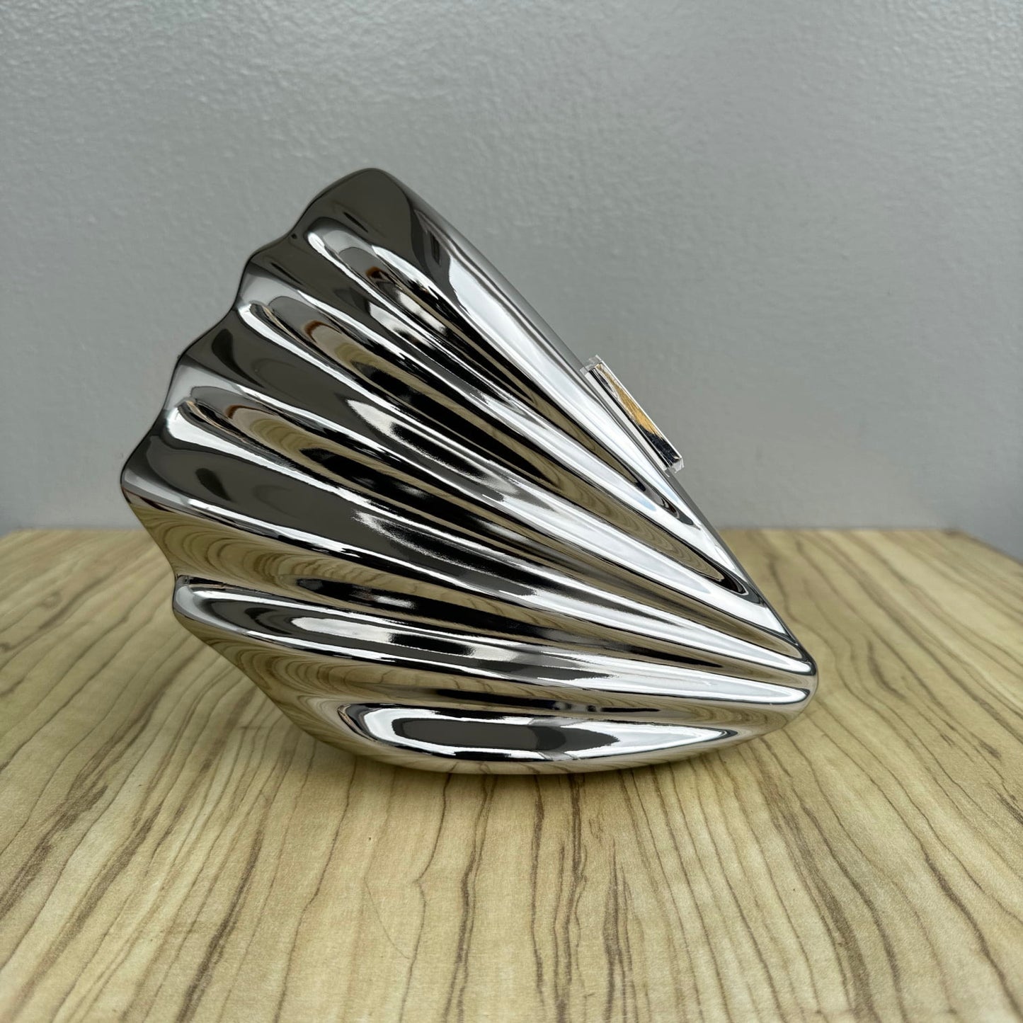 Shell Design Metallic Acrylic Clutch Purse