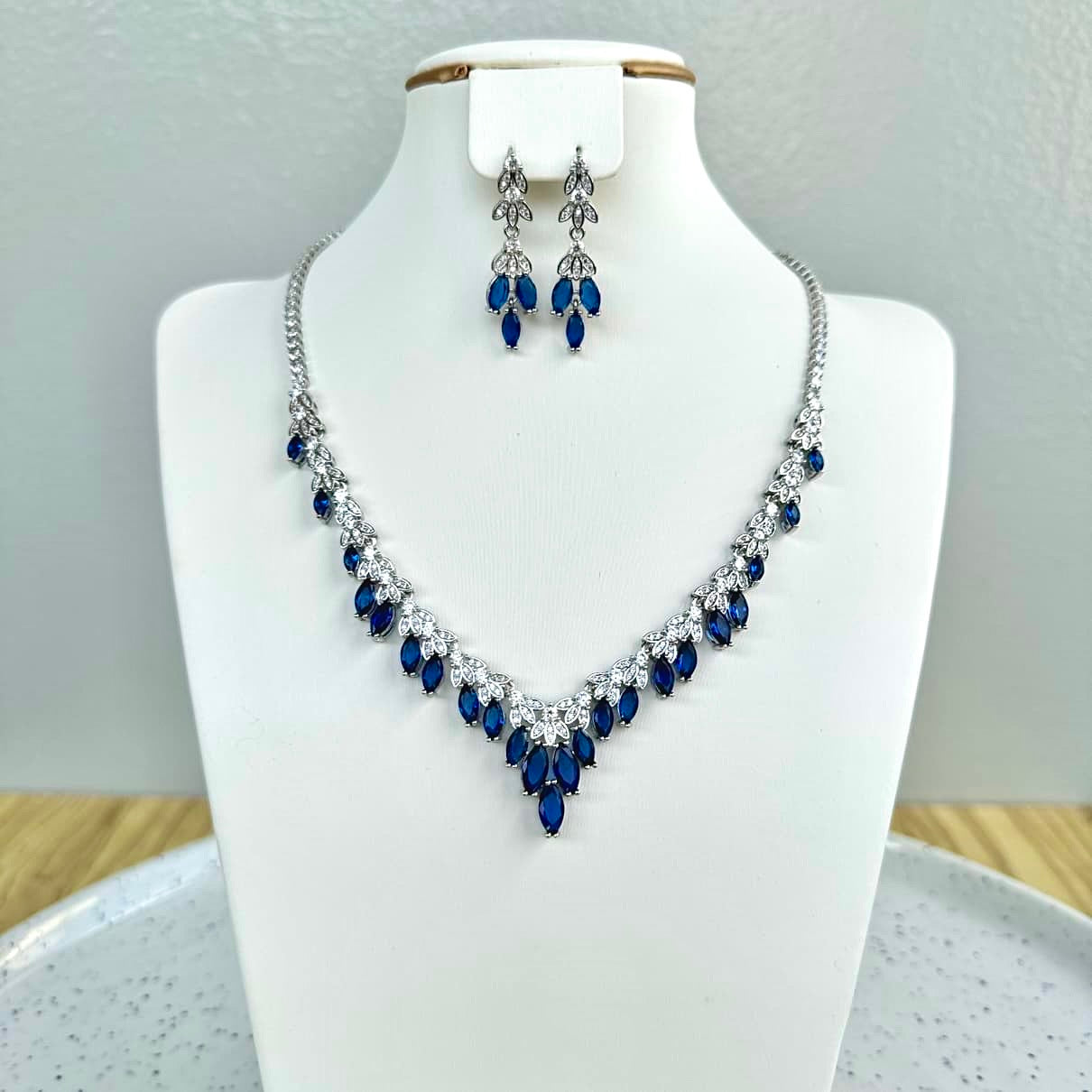 Simple V Shape Cubic Zirconia 2 Piece Jewelry Set - Blue